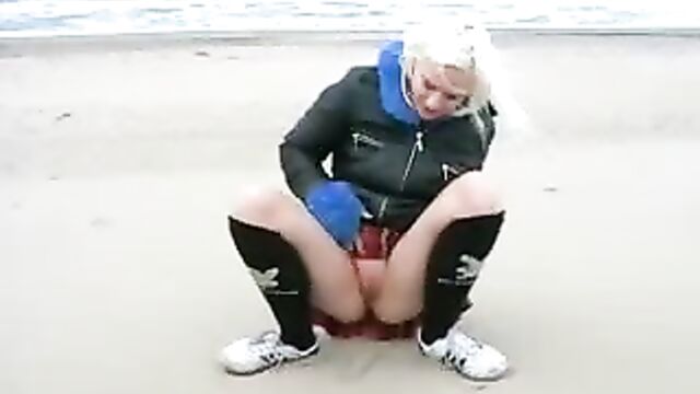 Exhibe et masturbation à la plage - PornDoe_1 Piss Pee Porn